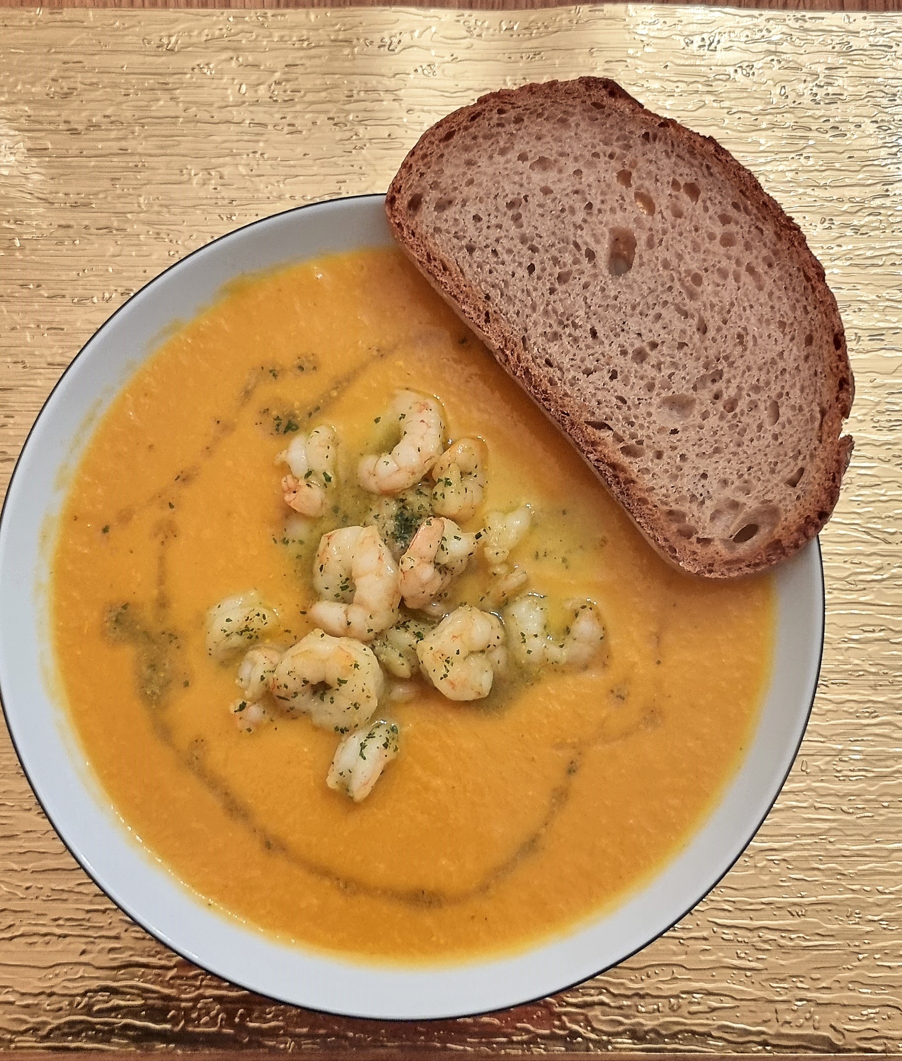 Möhrencremesuppe mit Garnelen