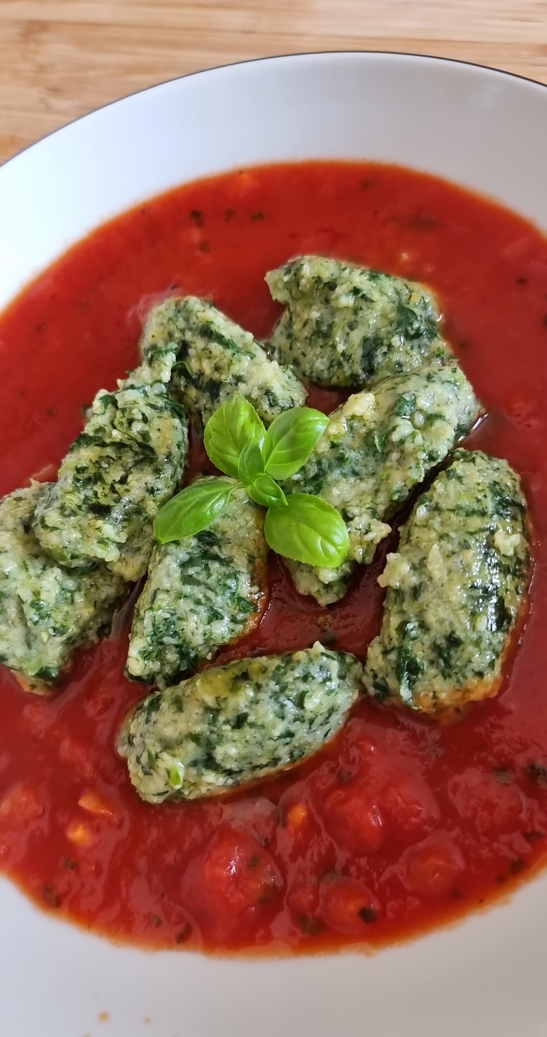 Spinat Gnocchi mit Tomatensoße
