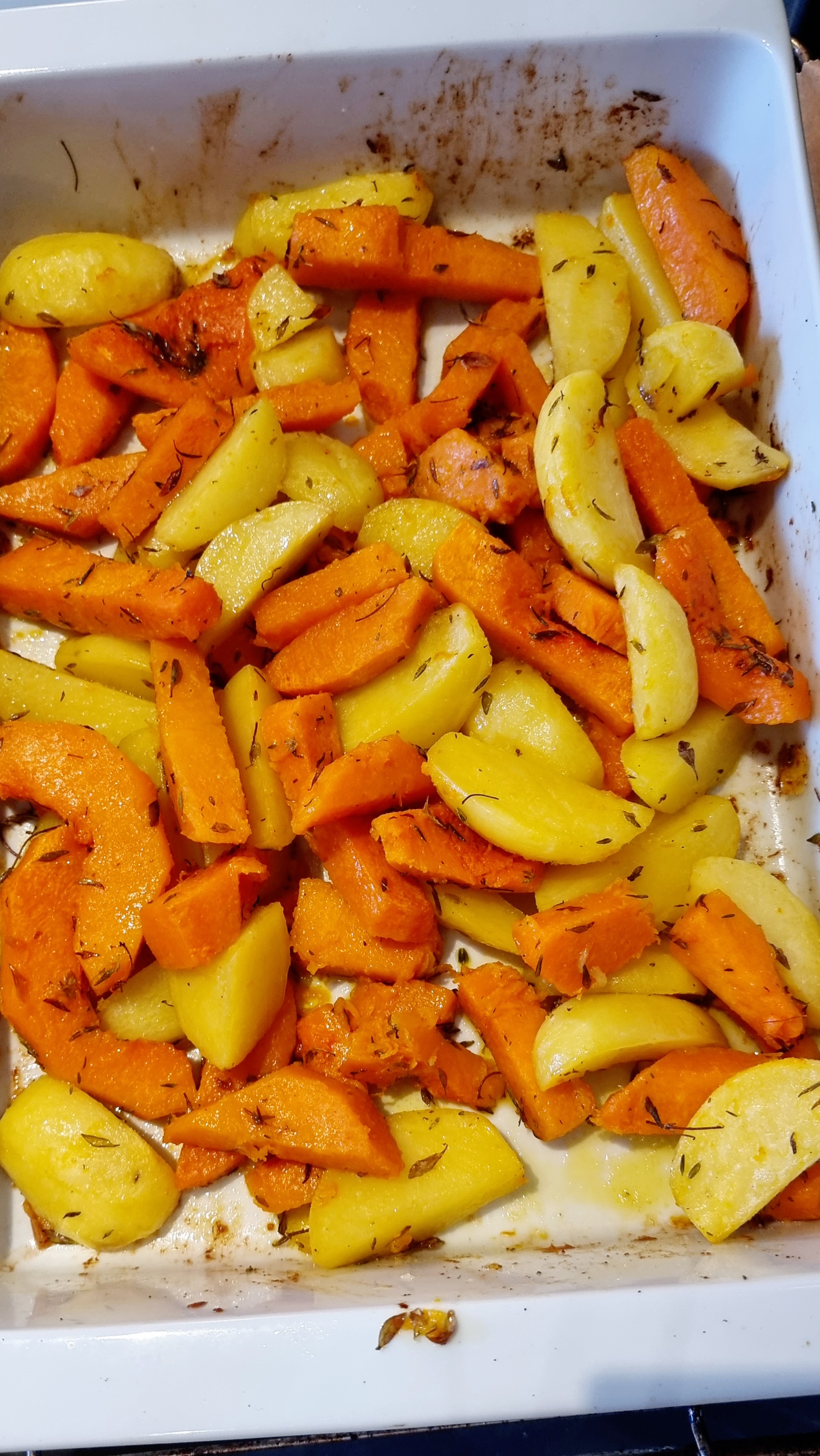 Ofenkürbis mit Kartoffeln und Kräuterdip