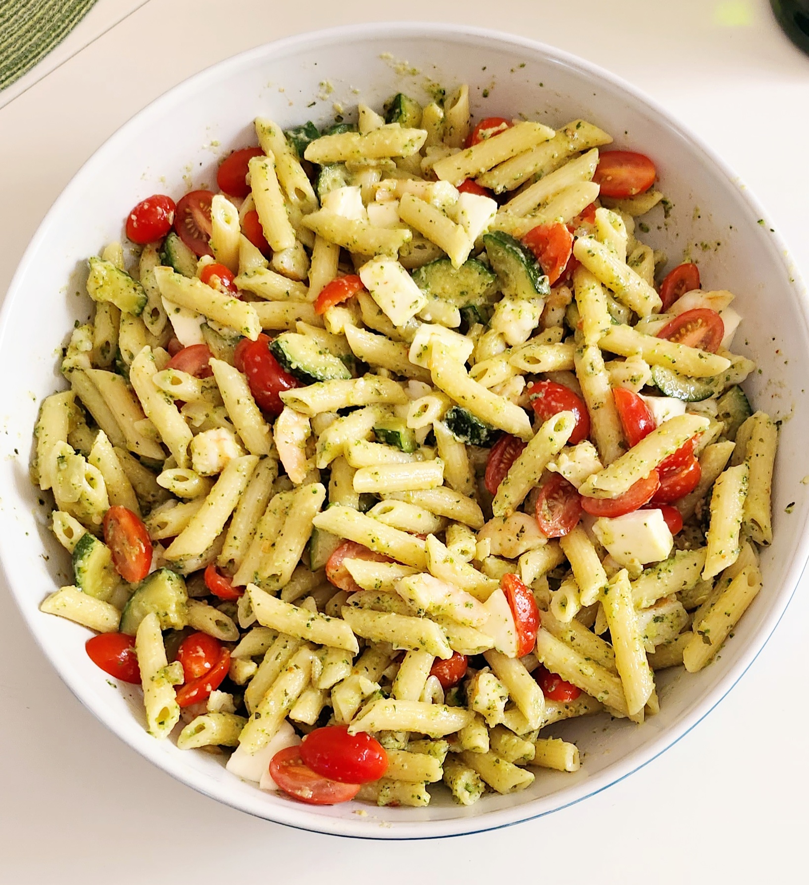 Nudelsalat mit Zucchinipesto